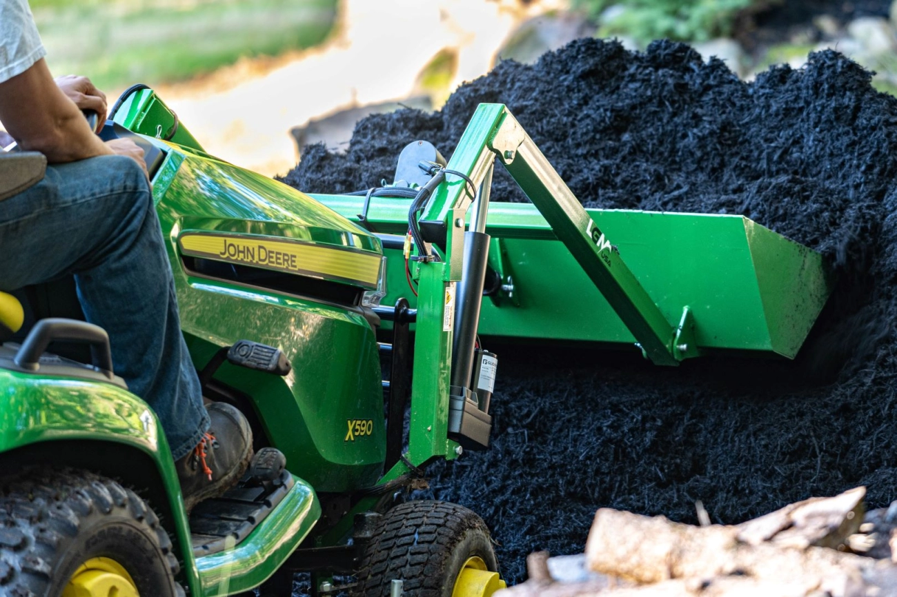 15 Praktische toepassingen van een loader in tuinprojecten