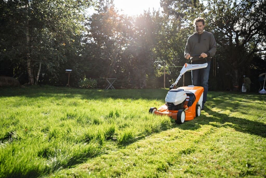 Nu verkrijgbaar: de nieuwe STIHL accugrasmaaiers!