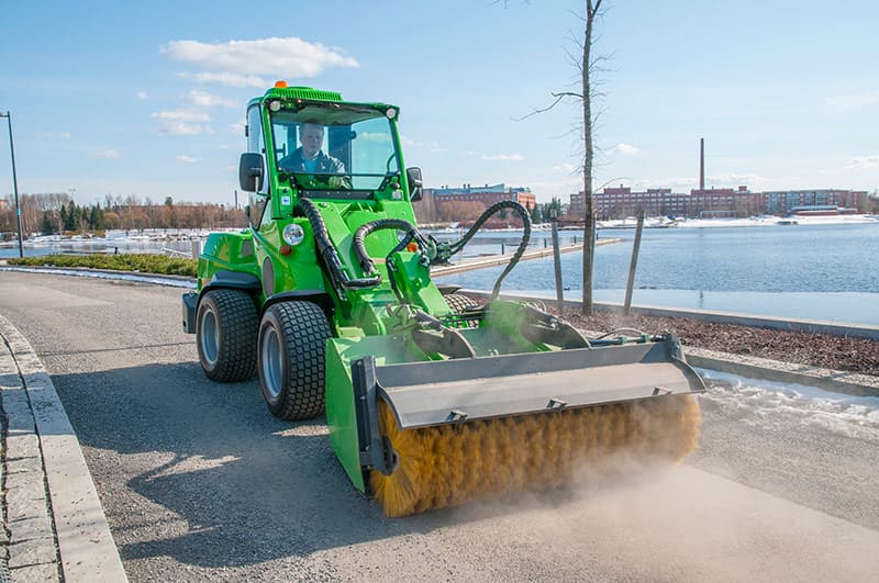 Vijf aanbouwwerktuigen voor een Avant loader op een rijtje!